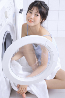 英国航母补给舰起火